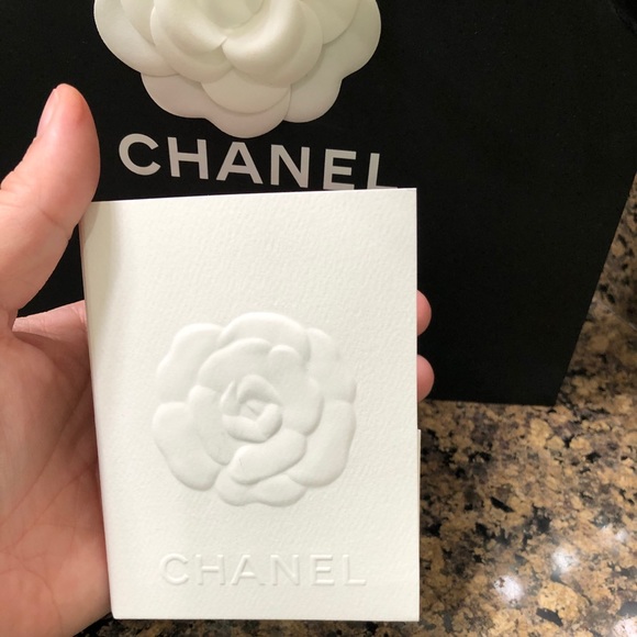 CHANEL Camellia Flower + Gift Bag + Camellia Card - Picture 3 of 13